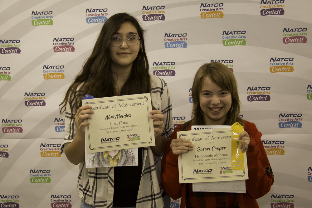 2 children holding award